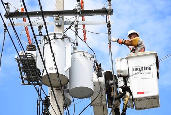 Independant Electrician up fixing electrical wires up high.